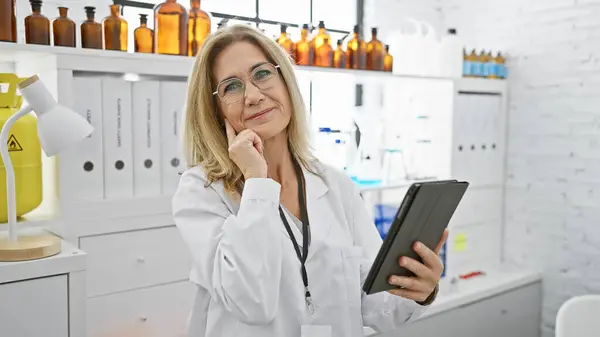Científica Madura Segura Con Gafas Bata Laboratorio Moderno Laboratorio Sosteniendo — Foto de Stock