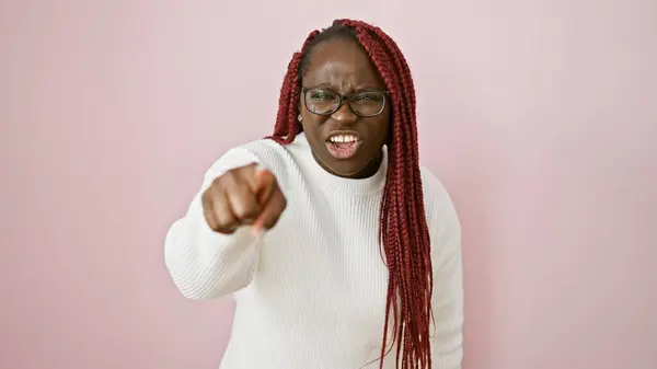 Angry African American Woman Braids Pointing Finger Isolated Pink Background — Stock Photo, Image