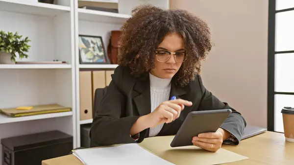 Focused Young Hispanic Woman Curly Hair Working Tablet Modern Office — Stock Photo, Image