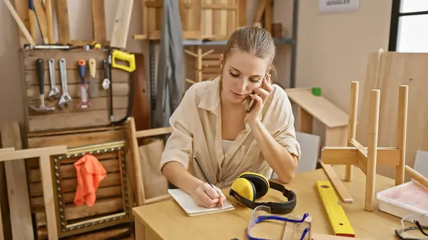 Woman Carpenter Planning Workshop While Phone Call — Stock Photo, Image