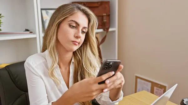 Ernsthafte Junge Blonde Frau Bewältigt Geschäftliche Arbeit Erfolgreich Mit Smartphone — Stockfoto