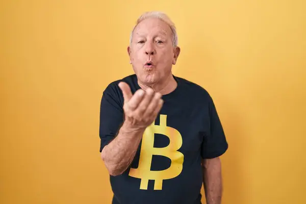 Senior Man Med Grått Hår Bär Bitcoin Shirt Tittar Kameran — Stockfoto