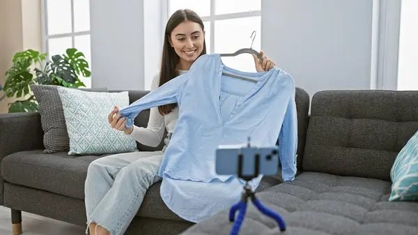 Uma Jovem Mulher Hispânica Alegre Mostra Uma Camisa Azul Para — Fotografia de Stock
