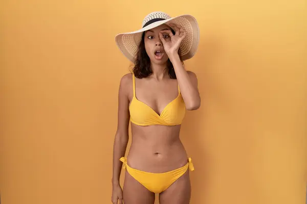 Young Hispanic Woman Wearing Bikini Summer Hat Doing Gesture Shocked — Zdjęcie stockowe
