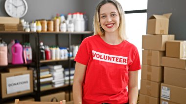 Yardım merkezinde kendine güvenen genç sarışın gönüllü.