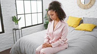 Sıcak yatak odasında, genç ve güzel bir İspanyol kadın endişeli bir bakış taşıyor, yatağında oturuyor, ciddi düşüncelere dalmış, sabah ışığı perdelerin arasından süzülüyor..