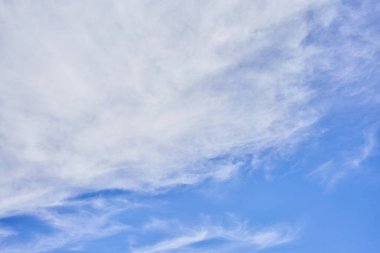 Uçsuz bucaksız, dingin mavi gökyüzüne yayılmış ruhani bulutlar.