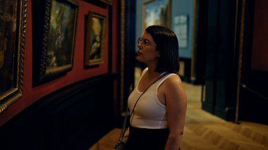 Güzel İspanyol bir kadın Viyana 'daki sanat müzesini ziyaret ediyor.