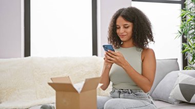 Çekici, genç İspanyol bir kadın olarak heyecanlı bir an. Memleketinde bir teslimat kutusunu açıyor. Kanepesinde oturuyor ve kullanışlı akıllı telefon cihazıyla internete bağlanıyor.