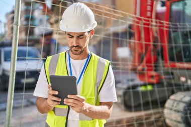 Sokakta dokunmatik ped kullanan genç İspanyol mimar.