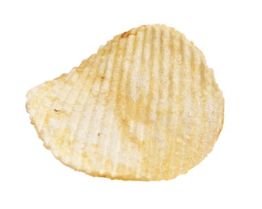 Beyaz arka planda izole edilmiş tek bir patates cipsinin yakın çekimi abur cubur ya da abur cubur konseptini akla getiriyor..