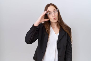 İş ceketi ve gözlük takan güzel esmer kadın. Alnındaki bir sorun yüzünden endişeli ve stresli. Kriz için endişeli. 