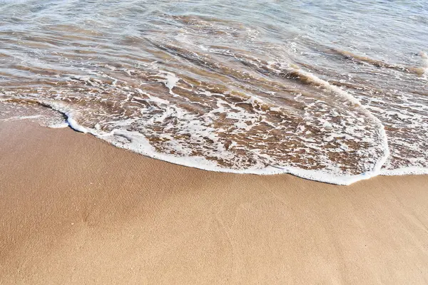 Sanfte Wellen Spülen Über Den Goldenen Sand Einer Ruhigen Sonnigen — Stockfoto