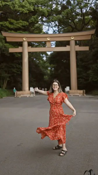 Gioiosa Donna Ispanica Sorridente Braccia Aperte Guardando Intorno Tempio Meiji — Foto Stock