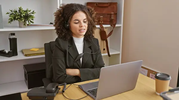 Young Hispanic Woman Curly Hair Wearing Headset Works Her Laptop — Stock Photo, Image