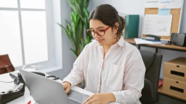 Νεαρή Ισπανόφωνη Γυναίκα Εργάζεται Προσοχή Ένα Φορητό Υπολογιστή Ένα Σύγχρονο — Φωτογραφία Αρχείου