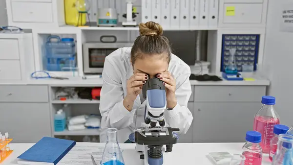 Laboratuvarda Mikroskop Kullanan Genç Güzel Spanyol Bilim Kadını — Stok fotoğraf