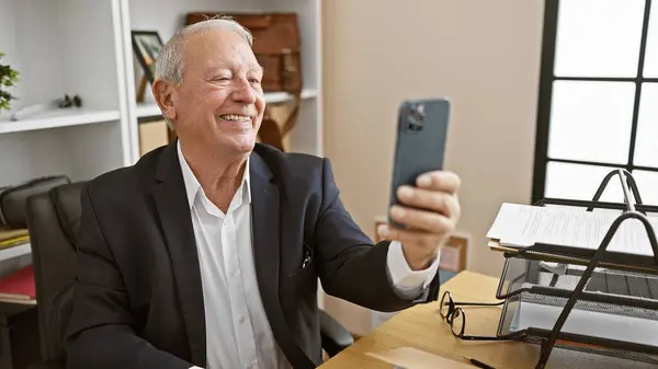 Αυτοπεποίθηση Ανώτερος Άνθρωπος Απολαμβάνουν Λήψη Selfie Εργασίας Smartphone Στο Γραφείο — Φωτογραφία Αρχείου