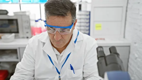 Homem Meia Idade Focado Laboratório Usando Óculos Segurança Casaco Laboratório — Fotografia de Stock