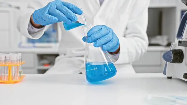 Cientista Num Laboratório Verter Líquido Azul Copo Para Frasco — Fotografia de Stock
