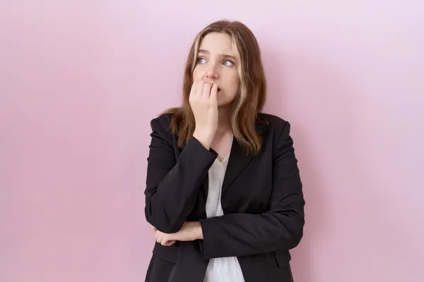 黒いジャケットを着ている若い白人ビジネス女性は ストレスを感じて 爪を噛む手で緊張しています 不安問題 — ストック写真