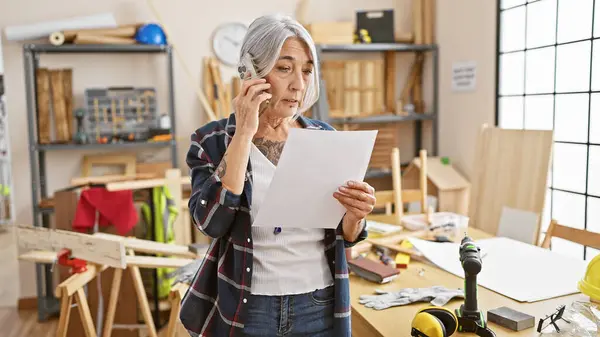 Beautiful Mature Grey Haired Woman Carpenter Engrossed Serious Talk Smartphone — Stock Photo, Image