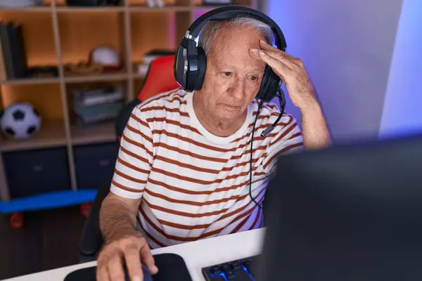 Μέση Ηλικία Γκριζομάλλης Streamer Άνθρωπος Τόνισε Χρησιμοποιώντας Τον Υπολογιστή Στο — Φωτογραφία Αρχείου