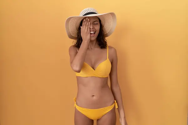 Young Hispanic Woman Wearing Bikini Summer Hat Covering One Eye — Stock Photo, Image