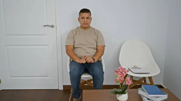 Düşüncelere Dalmış Yakışıklı Genç Bir Latin Bekleme Odasında Bir Sandalyede — Stok fotoğraf