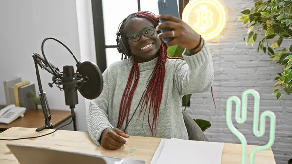 Saçları Örgülü Gülümseyen Afrikalı Amerikalı Kadın Bir Podcast Stüdyosunda Neon — Stok fotoğraf