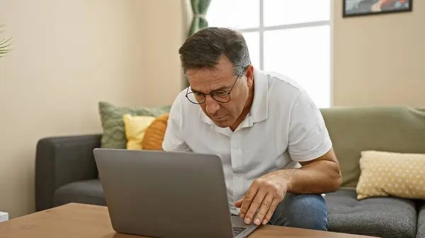 Gözlüklü Olgun Bir Adam Evdeki Rahat Oturma Odasında Dizüstü Bilgisayar — Stok fotoğraf