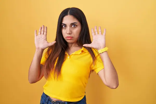 Jovem Árabe Mulher Sobre Fundo Amarelo Afastando Mãos Palmas Das — Fotografia de Stock
