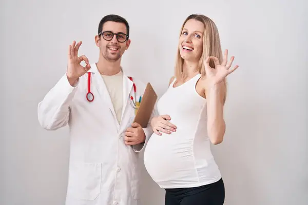 医者と赤ちゃんが指でOkサインをすることを期待している若い女性 優れたシンボルを微笑む優れたジェスチャー — ストック写真