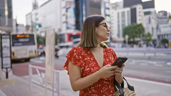 Vacker Latinamerikansk Kvinna Med Glasögon Tokyo Digital Anslutning Smartphone Stadens — Stockfoto