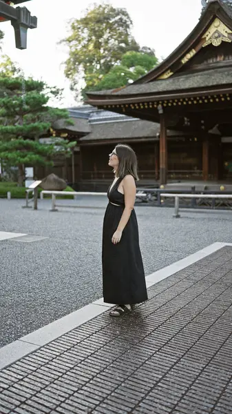 Posando Confiadamente Fushimi Inari Taisha Una Hermosa Mujer Hispana Con —  Fotos de Stock
