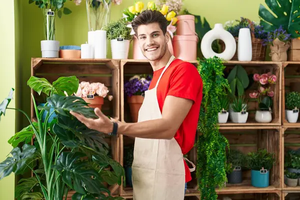 Jovem Homem Hispânico Florista Sorrindo Confiante Tocando Folha Planta Loja — Fotografia de Stock