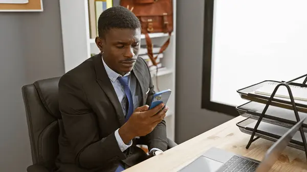 Profesionální Afroameričan Zaměřený Svůj Smartphone Moderním Kancelářském Prostředí Oblečený Obchodním — Stock fotografie