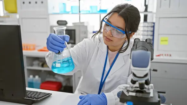 Hispanic Woman Scientist Analyzing Blue Chemical Laboratory Wearing Lab Coat — Stock Photo, Image