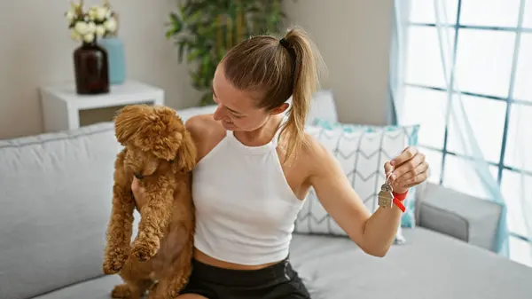犬と若い白人女性 自信を持って自宅で鍵を握る笑顔 — ストック写真