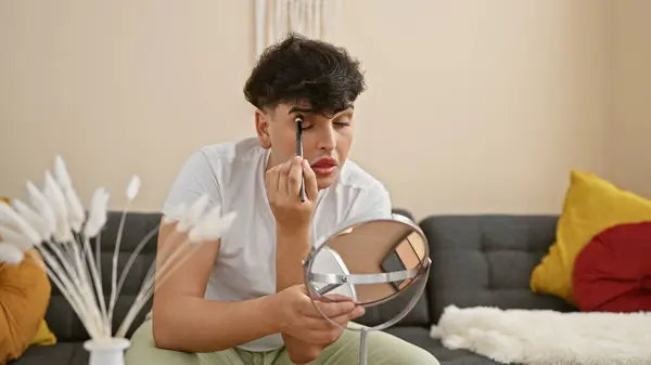 Jovem Aplicando Maquiagem Casa Refletindo Sobre Expressão Gênero Uma Acolhedora — Fotografia de Stock