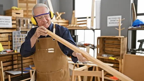 Resiliente Uomo Anziano Falegname Esperto Rimane Fermo Nel Suo Laboratorio — Foto Stock