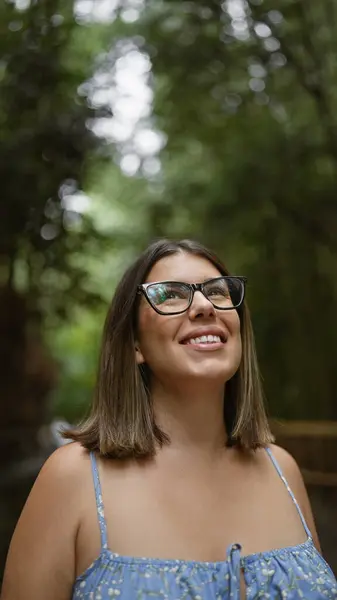 Hermosa Mujer Hispana Con Gafas Sonriendo Con Confianza Mientras Encuentra —  Fotos de Stock