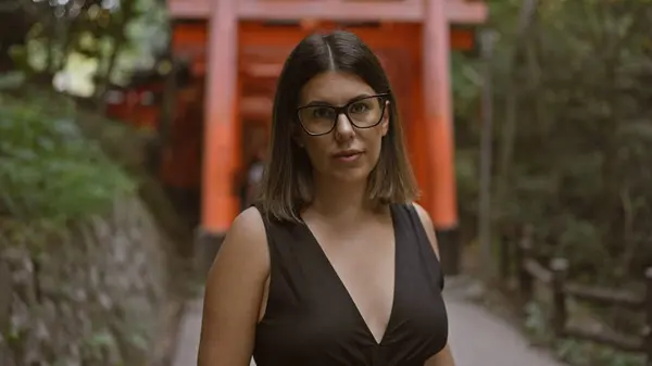Die Schöne Hispanische Frau Mit Brille Macht Einen Ernsten Gesichtsausdruck — Stockfoto
