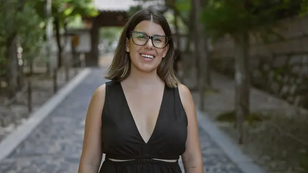 Neşeli Kendinden Emin Gözlüklü Güzel Bir Spanyol Kadın Dingin Ginkaku — Stok fotoğraf