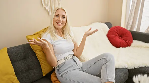 Jeune Femme Blonde Confiante Séduisante Détendue Souriante Sur Canapé Confortable — Photo