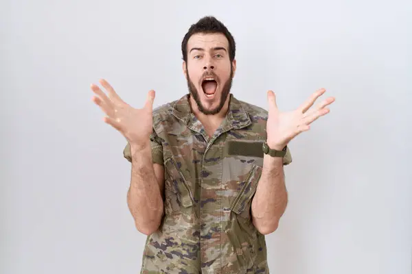 Young Hispanic Man Wearing Camouflage Army Uniform Celebrating Crazy Amazed — Foto de Stock