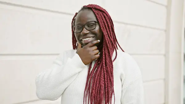 Afroamerikanerin Mit Zöpfen Die Urbaner Umgebung Mit Brille Und Weißem — Stockfoto