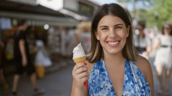 Sommerfreuden Schöne Hispanische Frau Genießt Köstliche Eistüten Einem Sonnigen Tag — Stockfoto
