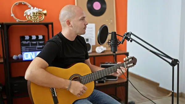Junger Hispanischer Musiker Singt Lied Mit Klassischer Gitarre Musikstudio — Stockfoto