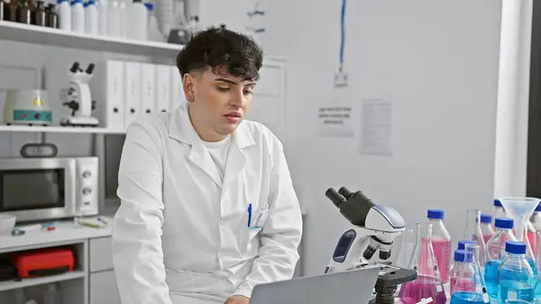 Jeune Homme Scientifique Dans Laboratoire Travaillant Avec Microscope Ordinateur Portable — Photo